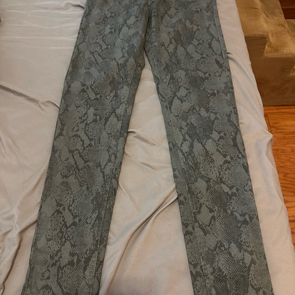 H&M Women’s size 8 Skinny RATTLESNAKE Snakeskin Jeans - Picture 3 of 9